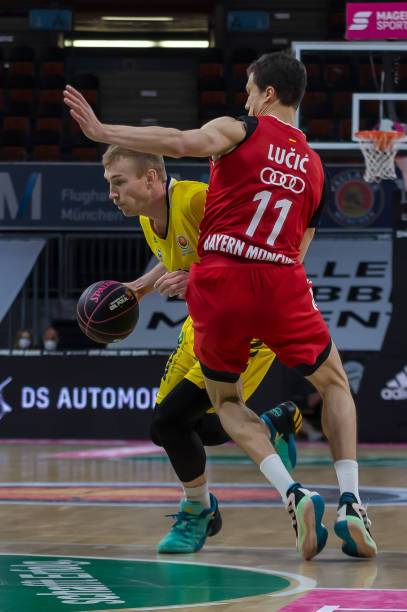 由于现代足 由于现代足