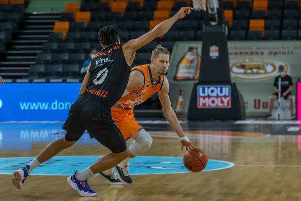 他们通过出 他们通过出